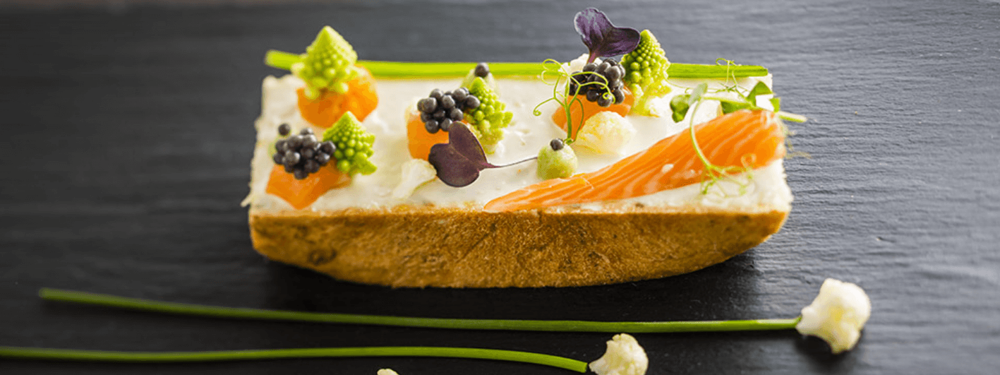 Gastronomische boterham met Maredsous® Crème de Fagotin, zalm en kool