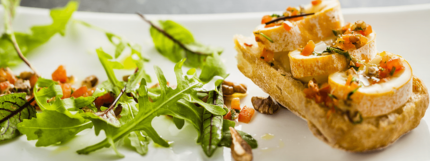 Lunch léger au Fagotin et tapenade de poivron, noix et roquette